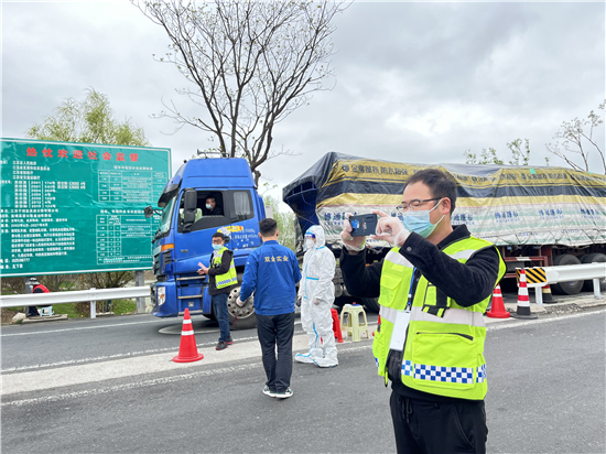 甘当防疫“小队长” 泰州兴化市戴南镇驻厂员“马路日记”写满信心_fororder_图片2_副本