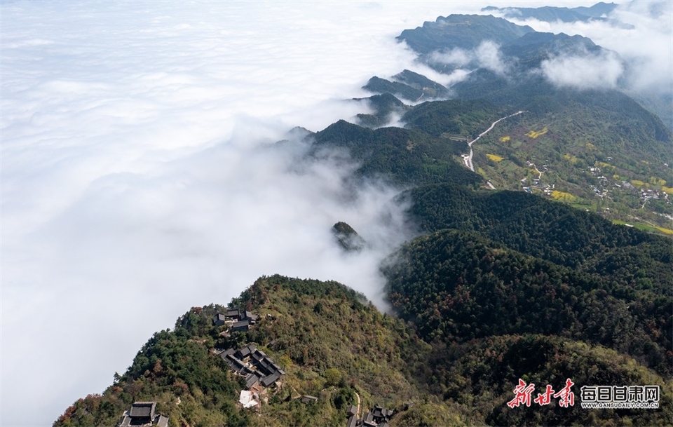 千山万壑云海翻滚 成县鸡峰如梦如幻