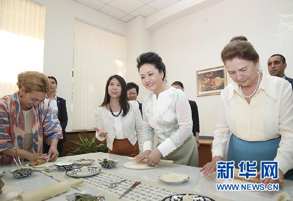 彭丽媛同乌兹别克斯坦总统夫人卡里莫娃共同参观塔什干孔子学院