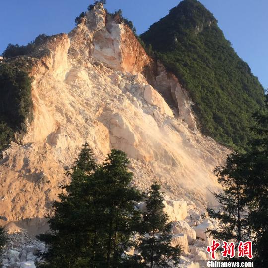 武警水电部队全力奋战广西平乐山体坍塌抢险一线