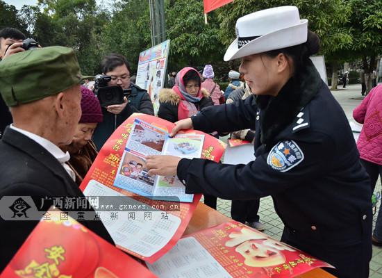 [焦点图、八桂大地百色]靖西：民警以案说法向群众讲授交通安全知识(图)