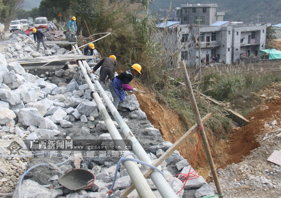 [园区建设-图文]凤山公路部门修建公路挡土墙 确保群众出行安全