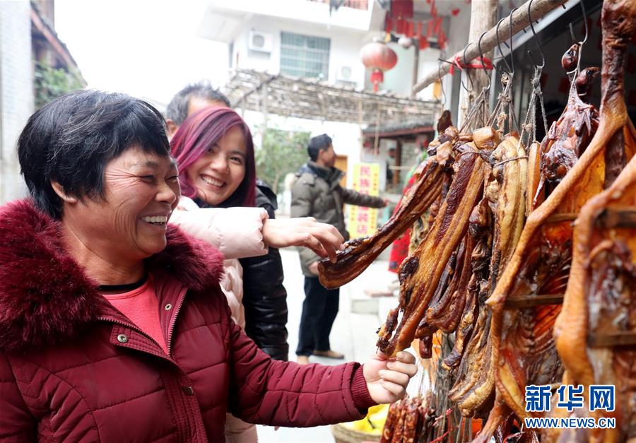 广西三江：春节将至 腊味飘香