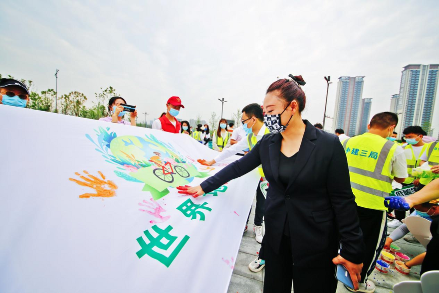 More Than 100 Young Volunteers in Chengdu Cycle around Dong'an Lake World University Games Park_fororder_3