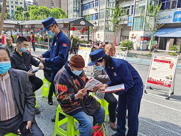 达州市通川区：消防“坝坝会”进社区 筑牢安全防火墙_fororder_消防宣传员讲解消防知识-摄影-杨文艺