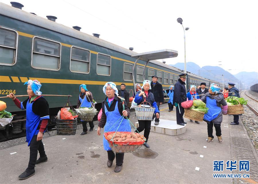 贵州：山区“慢火车” 独特风景线