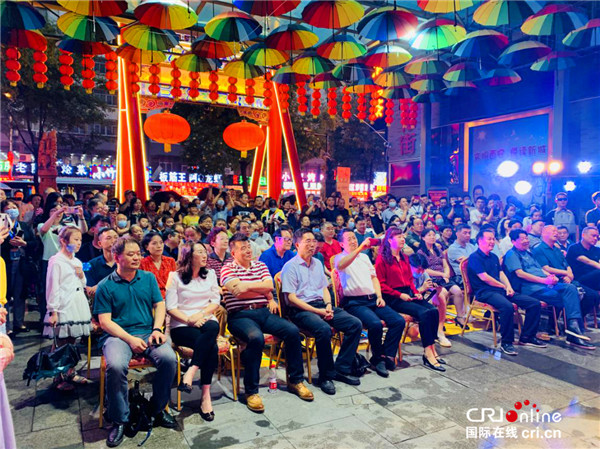 “夜经济”擦亮古都文化名片 西安市新城区民乐园文化夜市“开集”