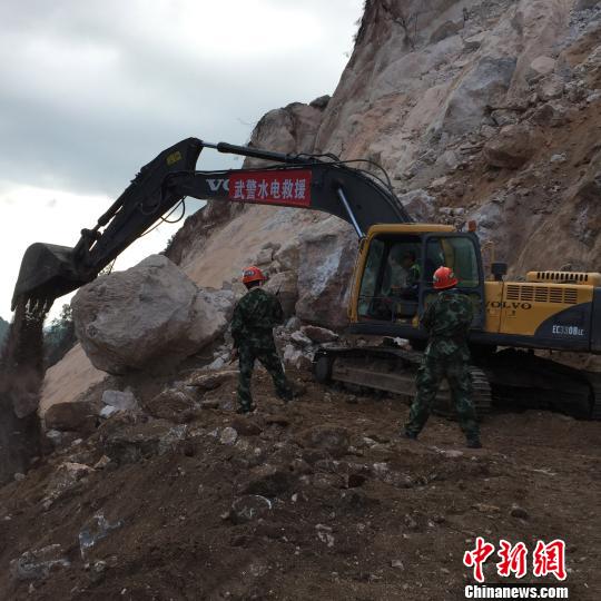 广西平乐山体坍塌救援抢险：多管齐下挺进核心区