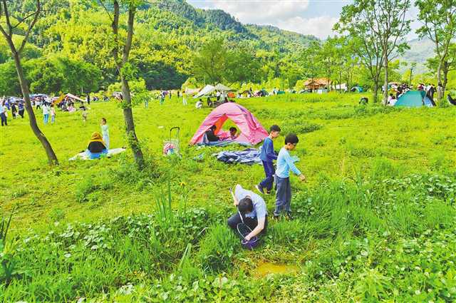 重庆“五一”假期A级旅游景区接待游客848.5万人次 近郊游乡村游露营受青睐 促销拉动商贸零售业增长