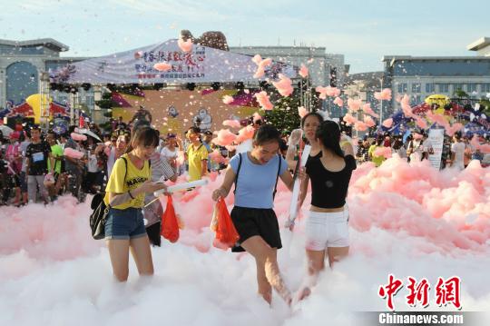 广西“泡泡浴”千人嗨翻  美女“湿身”