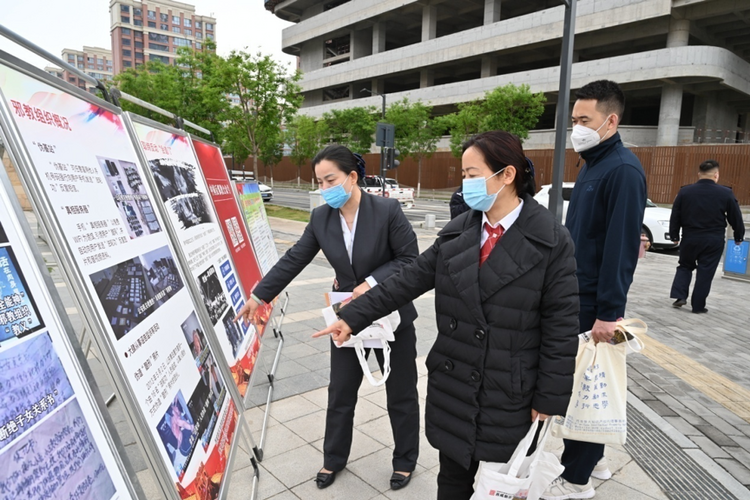 西咸新区沣西新城开展全民国家安全教育日普法宣传活动_fororder_图片 1