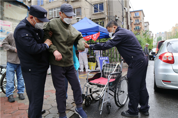 （图）鞍山公安全力保障全市城区核酸筛查工作安全有序_fororder_民警帮助残疾人核酸检测。供图 鞍山公安局