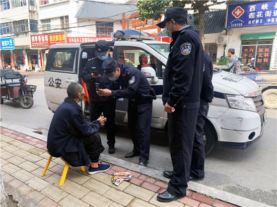 南阳市西峡县：爱心接力帮助走失老人回家_fororder_西峡民警与老人核对信息 摄影 张慧