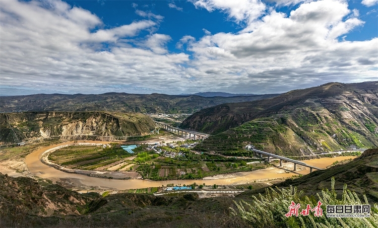 【焦点图】高铁穿过麦积区石佛镇马家山村成为一道独特风景