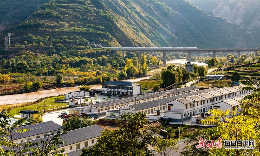 【焦点图】高铁穿过麦积区石佛镇马家山村成为一道独特风景