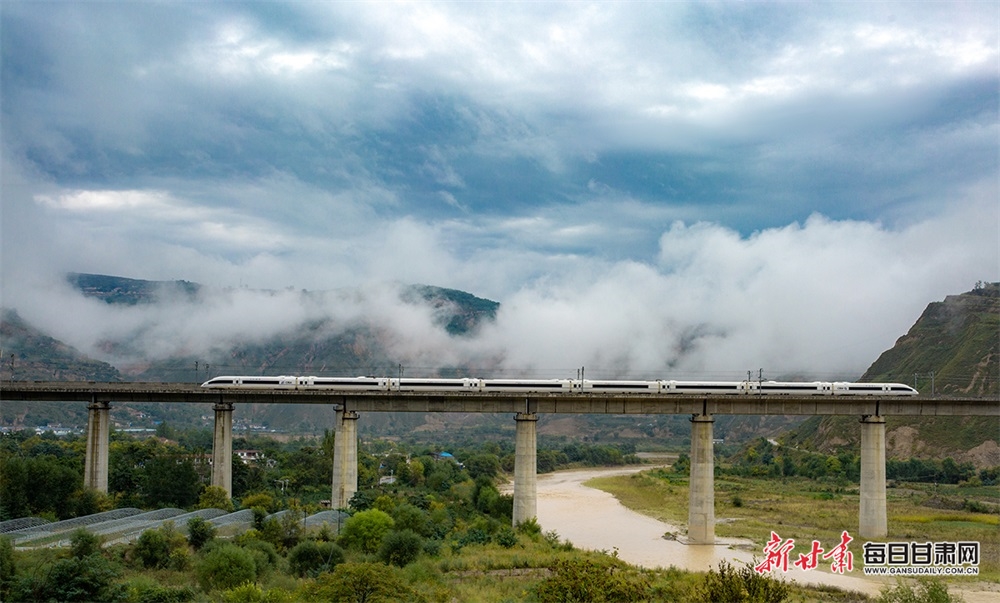 【焦点图】高铁穿过麦积区石佛镇马家山村成为一道独特风景