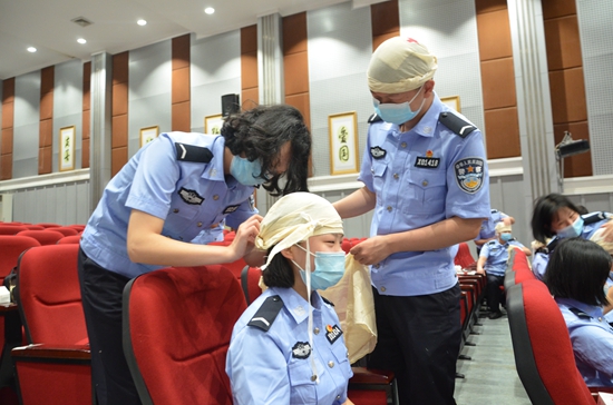 （供稿）贵州百名警院学子在“红十字博爱周”成为红十字应急救护员_fororder_b5c9486c23538456e23d87f3c2c219c