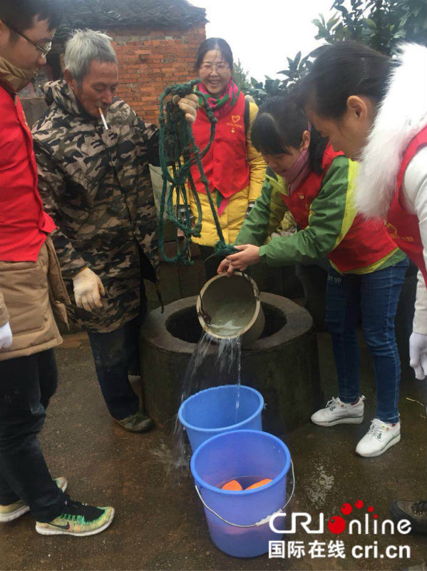 江西南昌：寒冬送暖下基层 精准扶贫在行动