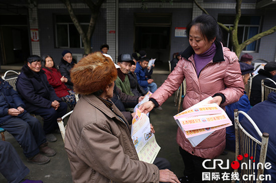 已过审【法制安全】双桥消防进福利院 志愿者向老人传授防火技能