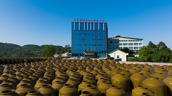 原产地 | 自贡荣县土陶供不应求 艺术赋能助力土陶产业转型升级_fororder_3自贡市顺发陶业有限公司生产的陶罐（摄影-廖志全）