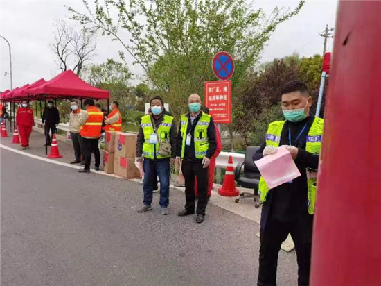 甘当防疫“小队长” 泰州兴化市戴南镇驻厂员“马路日记”写满信心_fororder_图片1_副本