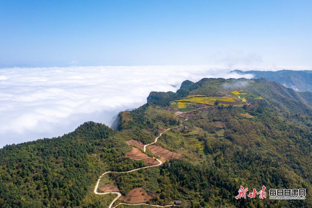 千山万壑云海翻滚 成县鸡峰如梦如幻