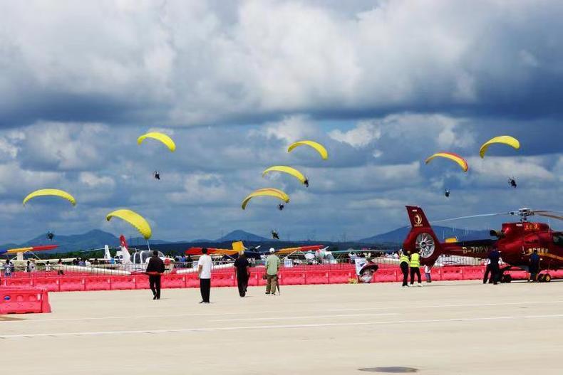 600架飞行器搏击长空 歼31亮相沈阳法库飞行大会