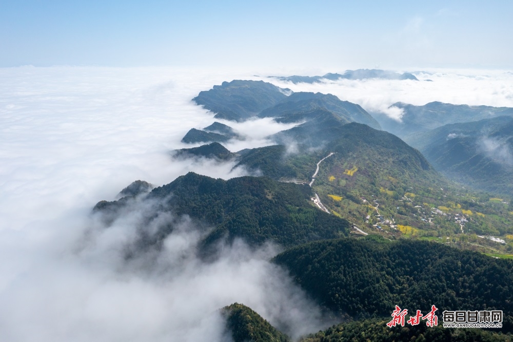 千山万壑云海翻滚 成县鸡峰如梦如幻