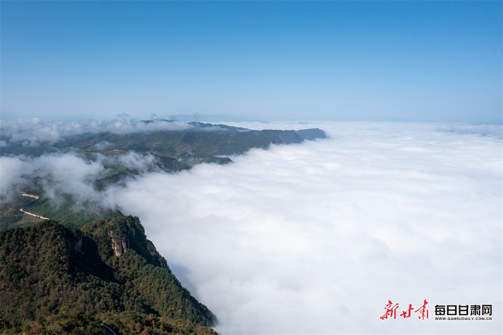 千山万壑云海翻滚 成县鸡峰如梦如幻