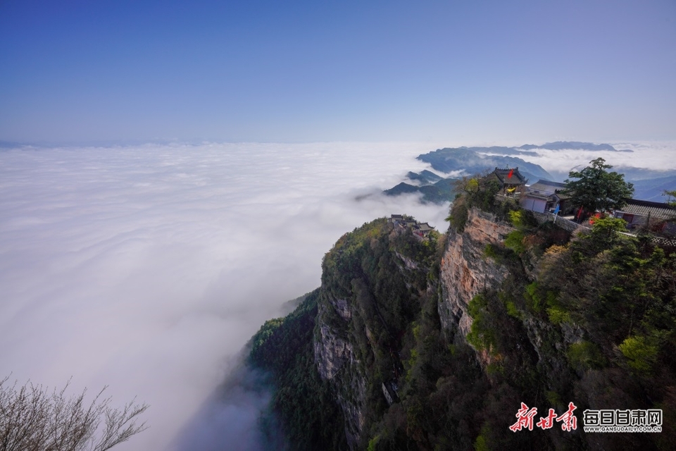 千山万壑云海翻滚 成县鸡峰如梦如幻