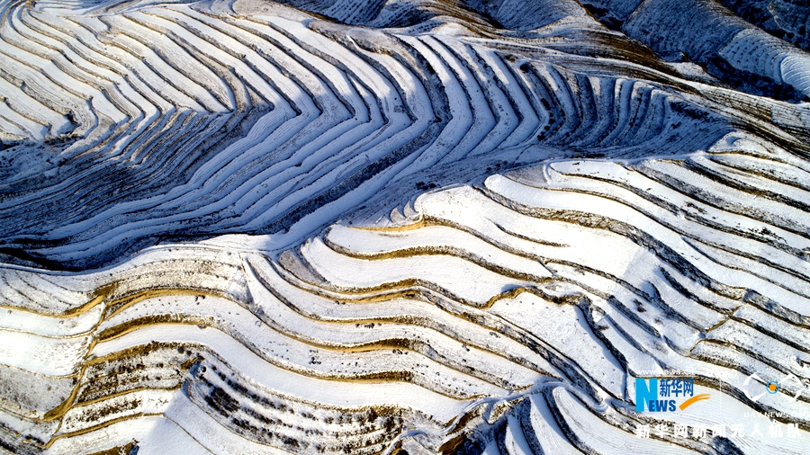 航拍黄土高原雪色“掌纹” 蜿蜒如浪美如画