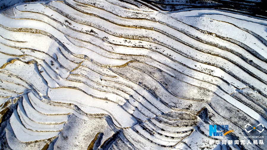 航拍黄土高原雪色“掌纹” 蜿蜒如浪美如画