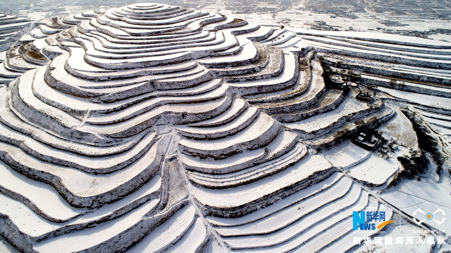 航拍黄土高原雪色“掌纹” 蜿蜒如浪美如画