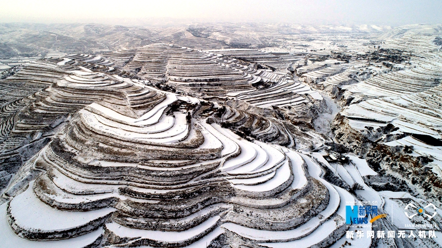 航拍黄土高原雪色“掌纹” 蜿蜒如浪美如画