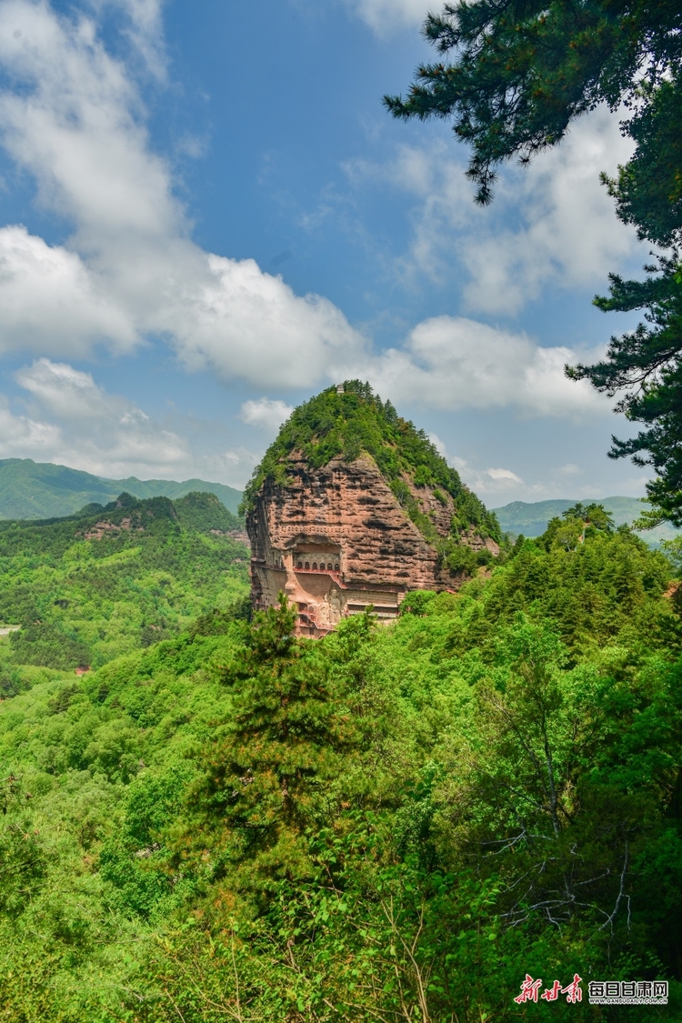 【文旅焦点图】夏日麦积山：群峰耸峙染翠色 飞瀑流泉画中画_fororder_麦积山2