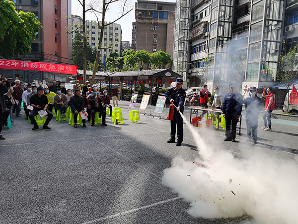 达州市通川区：消防“坝坝会”进社区 筑牢安全防火墙_fororder_消防宣传员现场演示灭火器的使用方法-摄影-杨文艺