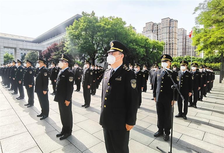 首次亮相！西安应急管理综合执法队伍统一着装