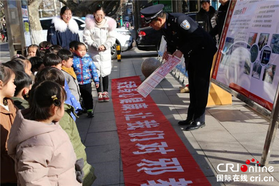 （已过审 供稿 平安江苏 三吴大地徐州）邳州市开展反邪教宣传活动