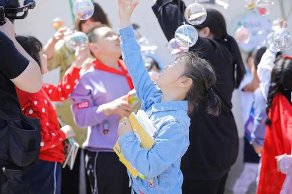 当世界读书日遇上“花语·书缘”——石景山区炮厂小学读书节开幕