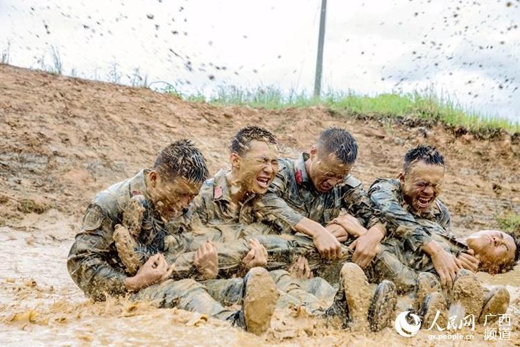 挑战极限！广西武警泥潭中摔擒锤炼硬功