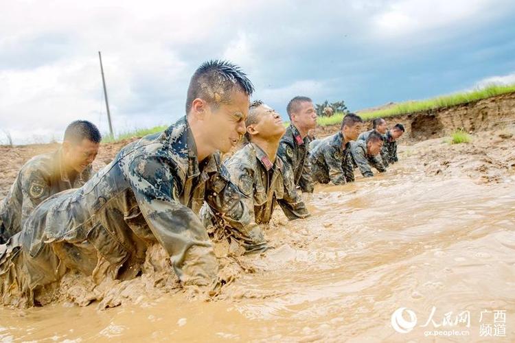 挑战极限！广西武警泥潭中摔擒锤炼硬功