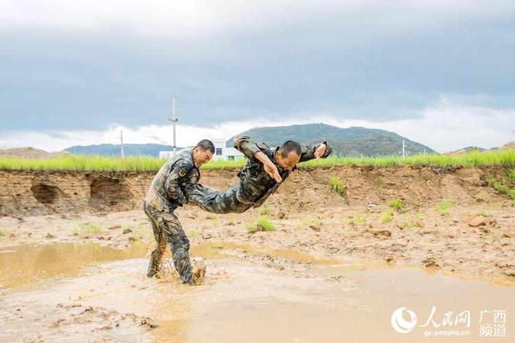 挑战极限！广西武警泥潭中摔擒锤炼硬功