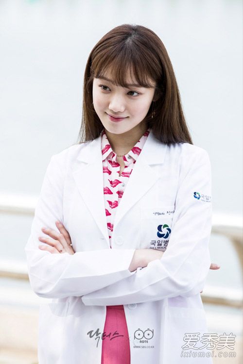 《Doctors》李圣经获赞 气质清纯又会穿