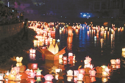 河灯漂资江 祈愿幸福长