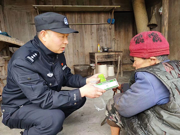 雅安荥经：警民齐心 暖心帮助“五保”老人_fororder_民警探望王福会--摄影--杨唐宇