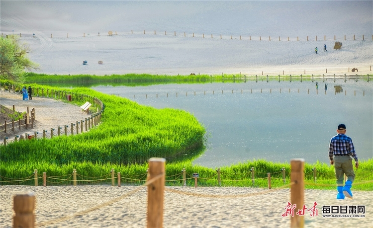 敦煌：鸣沙山风光醉人 月牙泉碧波荡漾