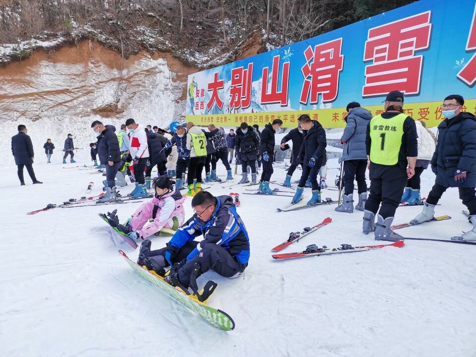 “冬奥之风”吹进大别山掀起“滑雪热”_fororder_3