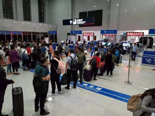 （在文中作了修改）【黑龙江】【供稿】持续暴雨致旅客滞留国外 绥芬河出入境边防检查站昼夜查验保通关