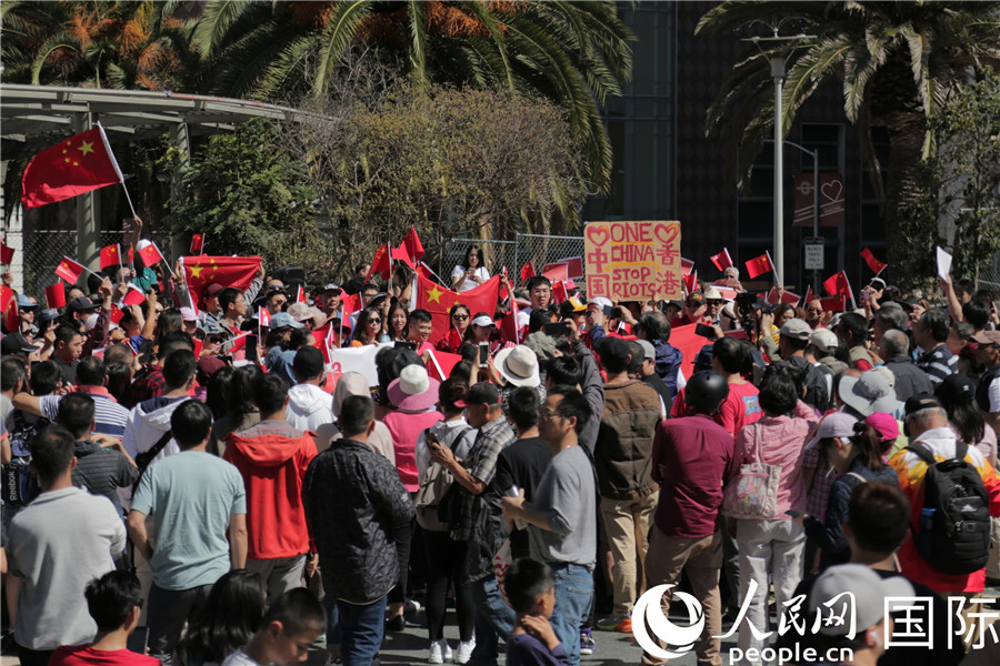 旧金山华人自发组织爱国爱港和平集会