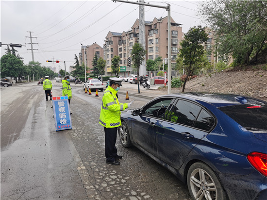 【致敬最美劳动者】三门峡交警郭飞翔：我愿负重前行 守护万家平安_fororder_郭飞翔临检点执行任务 图片由受访者提供